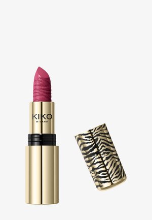 Rouge à lèvres avec embout rose duveteux, boîtier doré marqué "KIKO MILANO" et capuchon doré séparé avec motif animal noir et beige.