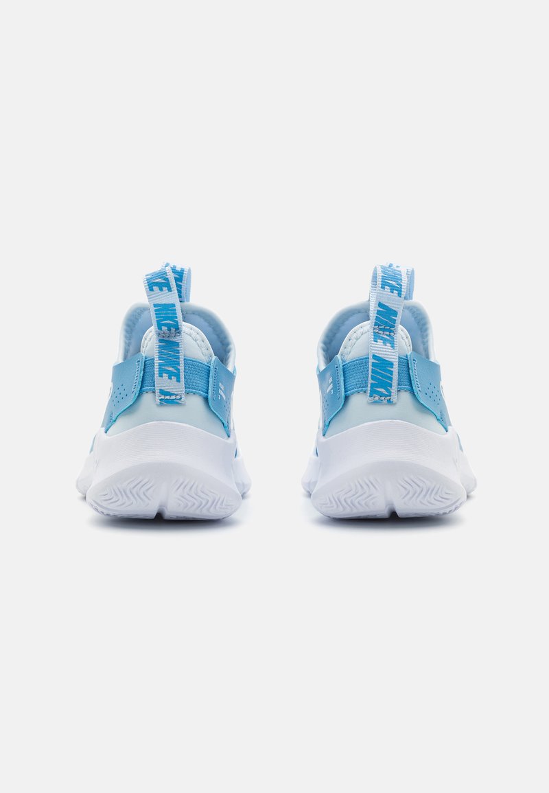 Zapatillas deportivas azul y blanco con una superficie lisa, talón acolchado, una cinta de tiro con texto y una suela blanca texturizada.