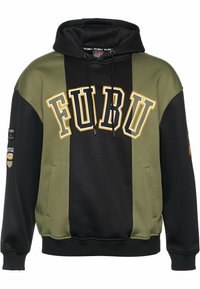 Hoodie med färgblockdesign med olivgröna och svarta paneler. Stor "FUBU"-logga i vitt med gul kantlinje. Mjuk textur.
