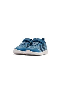 Zapatillas deportivas de malla azul con cinta de velcro, suela de goma blanca y rayas de acento azul oscuro. Diseño ligero y transpirable.