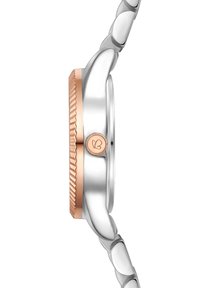 Silberne und roségoldene Uhr mit rundem Gehäuse, strukturiertem roségoldenen Rahmen, Logo auf der Krone und einem verlinkten Silberarmband.