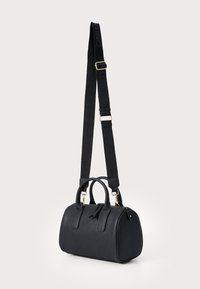 Sac à main en cuir noir avec double poignées et bandoulière adjustable, doté d'accents en métal doré et d'une finition texturée. Forme arrondie.
