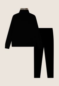 Top negro de manga larga con un cuello estampado y pantalones negros a juego. Tejido suave, corte relajado, diseño sencillo, sin herrajes ni acentos visibles.