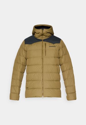 Pletená bunda v olivovo zelenej farbe s tmavomodrým ramenom. Obsahuje kapucňu, predný zips a náprsné vrecko s elegantným dizajnom.