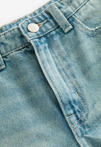 Helleblaue Denim-Jeans mit einem verblassten Erscheinungsbild. Verfügt über einen Metallknopf, Nähte und ein klassisches Fünf-Taschen-Design.