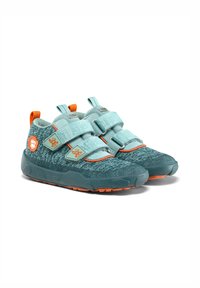 Scarpe da ginnastica turchesi con parte superiore in tessuto sintetico, dettagli arancioni, cinturini in velcro regolabili e suola testurizzata per un migliore grip.