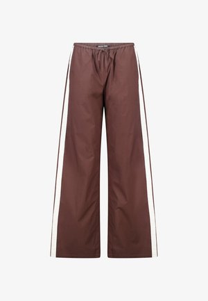 Bruine broek met wijde pijpen, witte strepen aan de zijkant, elastische tailleband en trekkoordsluiting.