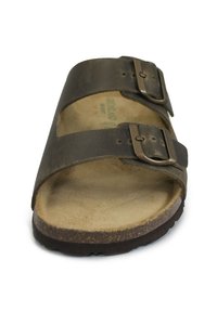 Sandal in pelle marrone con due cinghie regolabili, fibbie metalliche, soletta in sughero sagomata e suola in gomma texturizzata.