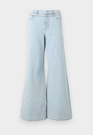 Jean en denim bleu clair taille haute à jambes larges, orné de petites strass dispersées près des ourlets.