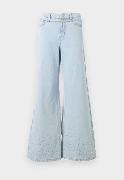 Φωτεινά γαλάζια ψηλόμεσα τζιν παντελόνια με φαρδιές παντελόνιες, διακοσμημένα με μικρές κρυστάλλινες πέτρες διάσπαρτες κοντά στα τελειώματα.