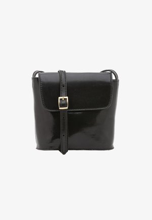 Borsa a tracolla in pelle nera con una finitura lucida, forma rettangolare, patta pieghevole e dettaglio in metallo dorato sulla tracolla.