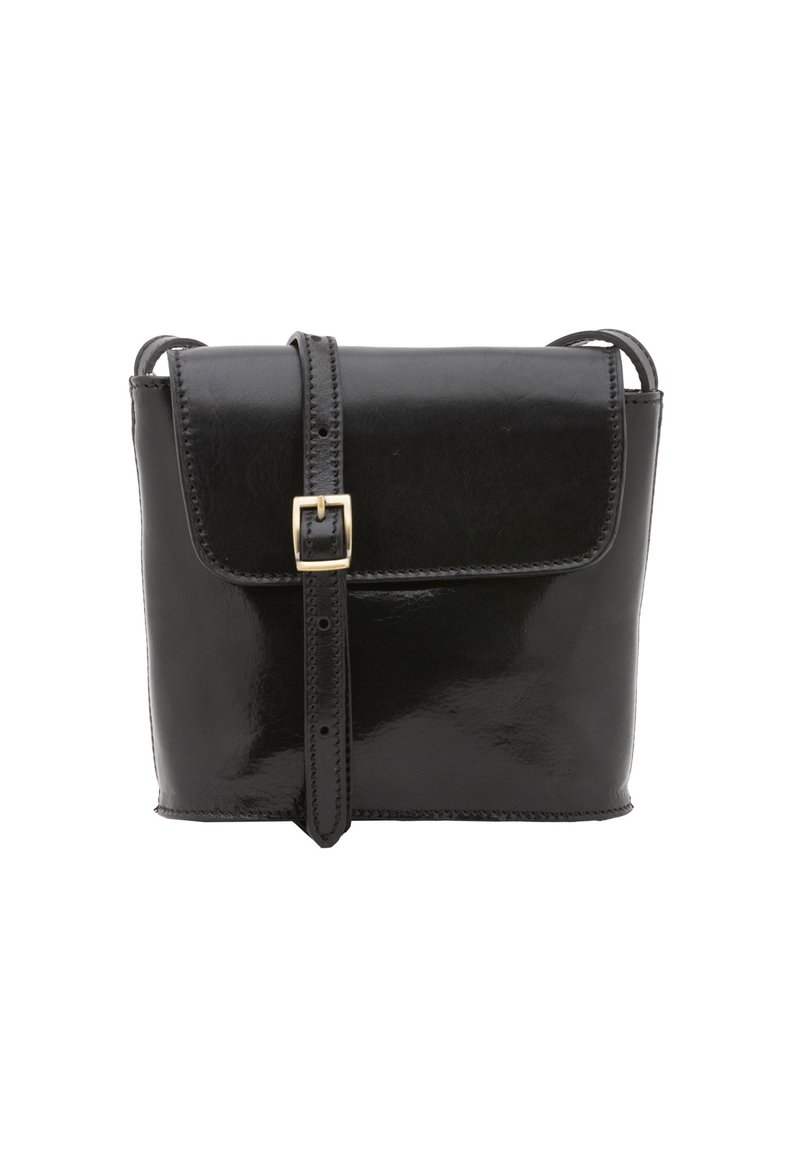 Borsa a tracolla in pelle nera con una finitura lucida, forma rettangolare, patta pieghevole e dettaglio in metallo dorato sulla tracolla.