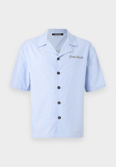 Ανοιχτό μπλε πουκάμισο με κοντά μανίκια και λεπτές λευκές ρίγες, με κεντημένο το "Roberto Cavalli" στο αριστερό στήθος.