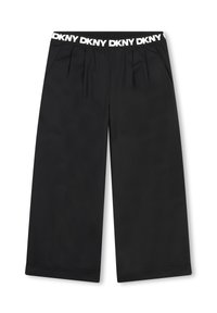 Pantalons larges noirs avec une taille logo DKNY, présentant une texture lisse et un devant plissé. Design décontracté sans accents matériels visibles.