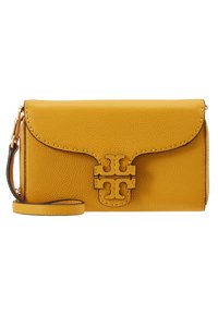 Cartera de cuero amarilla con un acabado texturizado, que presenta una solapa doblada y un hardware de logo destacado. Incluye una correa de muñeca desmontable.
