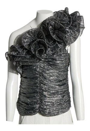 Metalisk sort ene skulder rynket top med store lagdelte flæser langs halsudskæringen og skulderen på en mannequin.