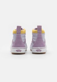 Zapatillas altas de ante moradas con toques amarillos, que cuentan con un cuello acolchado, paneles texturizados y suelas de goma blanca.