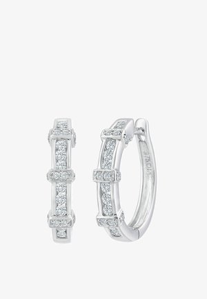 Srebrne kolczyki koła z rzędami przezroczystych kamieni osadzonych w geometrycznym wzorze, z teksturowanymi akcentami dzielącymi sekcje.