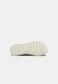 Bata Platvormsandaalid - light brown