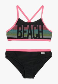Svart bikini-sett med en kort topp med flerfargede striper som har "BEACH" tekst, og svart truse med rosa kant og logo-detalj.
