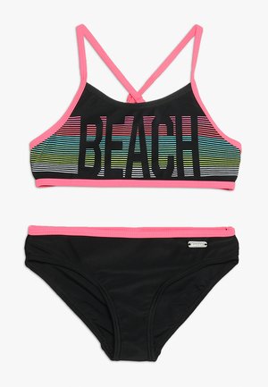 Czarny zestaw bikini składający się z krótkiego topu z wielokolorowym paskowanym napisem "BEACH" oraz czarnych majtek z różowym wykończeniem i logo.