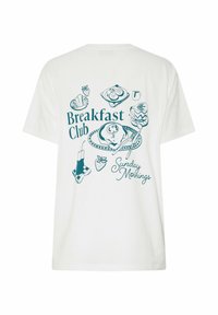 Wit T-shirt met turkooise illustraties van ontbijt, waaronder toast, croissant, koffie, aardbeien, en tekst "Breakfast Club" en "Sunday Mornings."