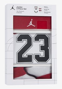 Set per neonato Jordan composto da 3 pezzi: un cappello rosso, un body bianco con il numero "23" nero e degli scarpette abbinate, confezionati in una scatola bianca che mostra il contenuto.
