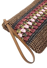 Splotkowana torebka typu clutch wykonana z brązowego słomy z wzorzystym akcentem w odcieniach różu, burgundowego i zielonego. Posiada brązowy skórzany uchwyt oraz teksturowaną powierzchnię.