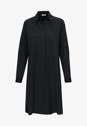 Robe chemise noire en tissu lisse, comprenant un col, une fermeture à boutons, des manches longues avec détail de poignet, et une coupe droite.