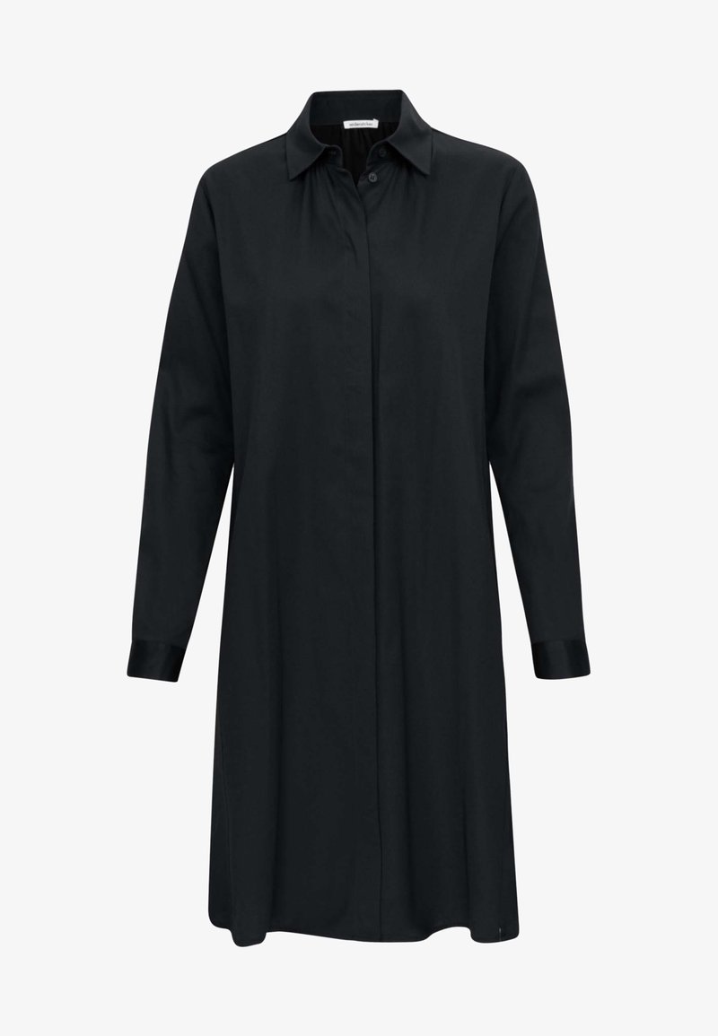Robe chemise noire en tissu lisse, comprenant un col, une fermeture à boutons, des manches longues avec détail de poignet, et une coupe droite.