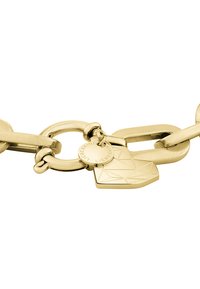 Bracelet en métal doré composé de maillons entrelacés et d'un pendentif géométrique. Comprend des étiquettes avec un détail de logo en relief.