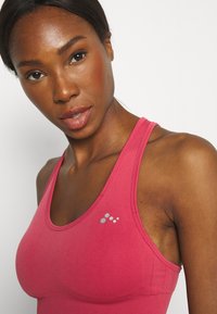 ONLY Play ONPDAISY-2 SEAM BRA  - Sutiã desportivo de suporte médio - holly berry
