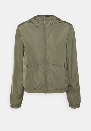 Olivgrüne leichte Kapuzenjacke mit Frontreißverschluss, Druckknopf-Taschenklappen sowie elastischen Bündchen und Saum.