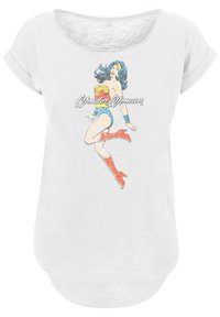 Hvit T-skjorte med kort erm som har et vintage Wonder Woman-motiv med flerfargede detaljer, blått hår, røde støvler og iøynefallende tekst.