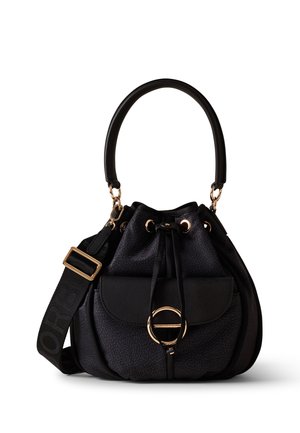 Sort tekstureret spandtaske med snørelukning, guld ringbøjle på frontlommen, polstret håndtag og justerbar skulderrem med mærke.