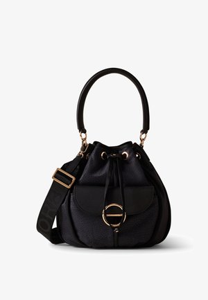 Černá texturovaná kabelka typu bucket s tahem na stažení, zlatou sponou ve tvaru kruhu na přední kapse, polstrovaným madlem a nastavitelným ramenním popruhem s logem.