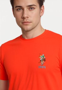 U.S. Polo Assn. KURZARM REITER - Camiseta estampada - rot