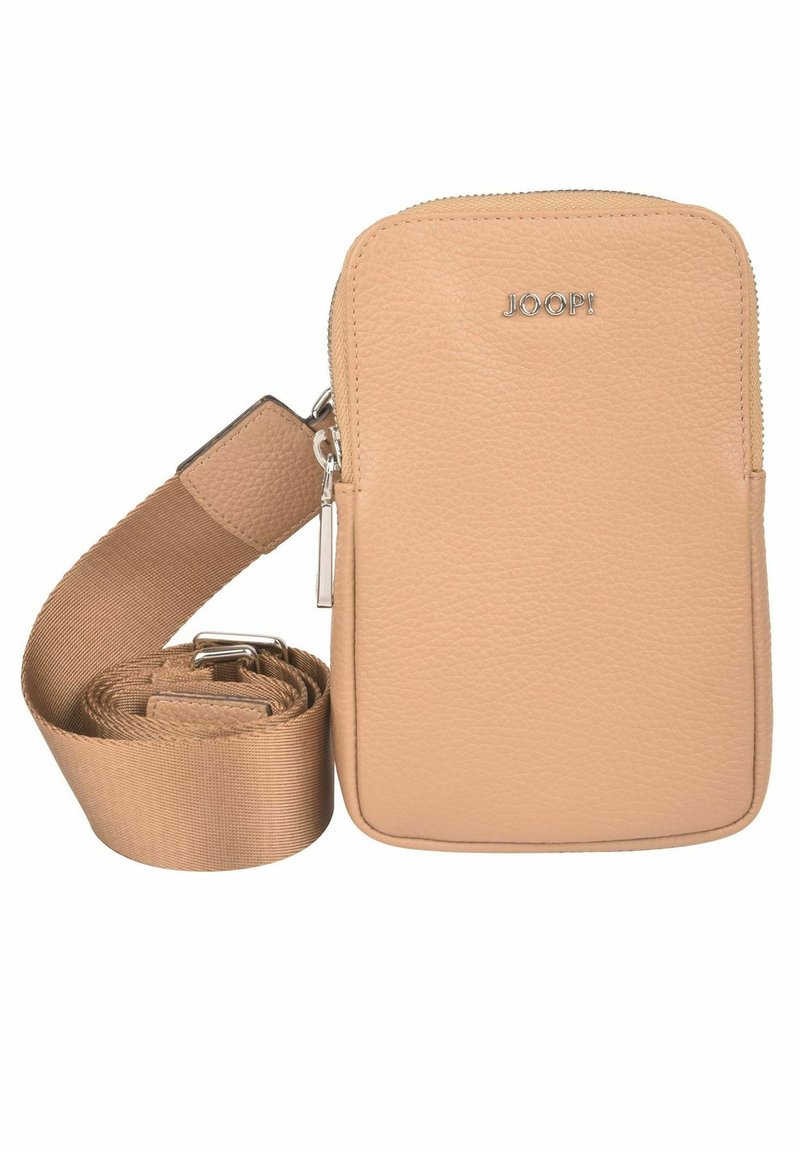 Sac en cuir texturé beige porté en travers avec une sangle réglable couleur tan, fermeture zippée et détail de logo argenté sur le panneau avant.