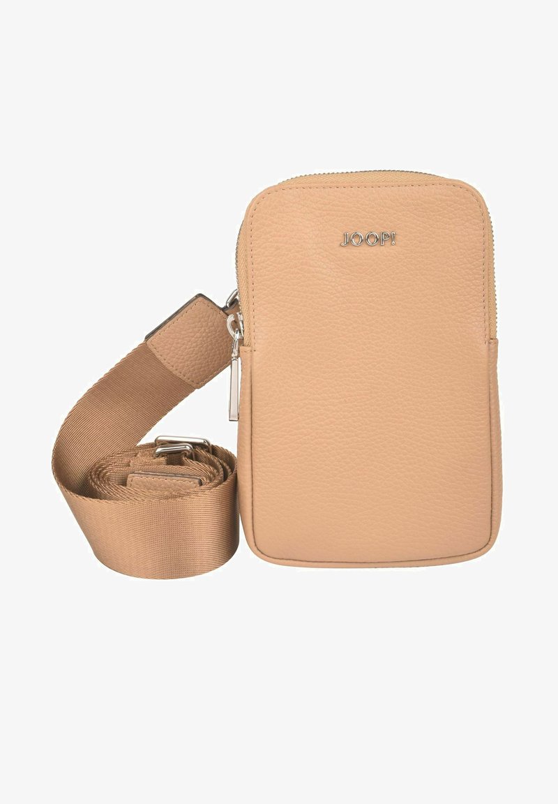 Sac en cuir texturé beige porté en travers avec une sangle réglable couleur tan, fermeture zippée et détail de logo argenté sur le panneau avant.