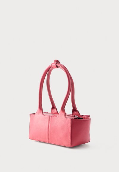 Μικρό ροζ δερμάτινο γυναικείο τσαντάκι με δύο μακριά χερούλια και κορυφή με φερμουάρ, απεικονισμένο σε απλό ανοιχτό φόντο.