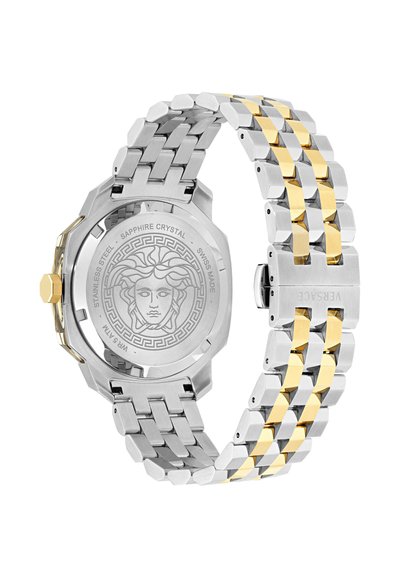 Bracelet de montre en métal bicolore avec maillons argent et or et tête de Méduse gravée sur le dos en acier inoxydable, marqué Versace.