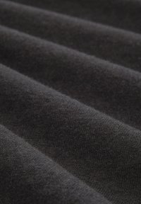 Strukturierter dunkler Stoff mit einer weichen, gestrickten Oberfläche, die feine Rillen und ein glattes Finish aufweist, hauptsächlich in einem tiefen Anthrazitton.