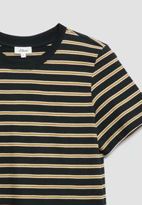 Schwarzes Kurzarmshirt mit horizontalen weißen und senfgelben Streifen, Rundhalsausschnitt und s.Oliver Markenlabel im Krageninneren.