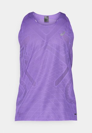 Débardeur de sport violet avec un motif géométrique, un décolleté en V, et une texture en mesh respirant. Comprend un petit logo à l'avant.