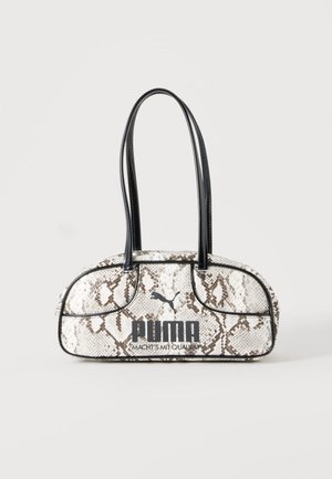 Sac à main Puma blanc et marron au motif peau de serpent avec logo noir et fines doubles poignées noires sur un fond clair uni.