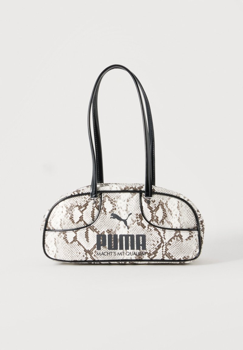 Λευκή και καφέ τσάντα Puma με σχέδιο φίδι, μαύρο λογότυπο και λεπτές διπλές μαύρες χειρολαβές σε απλό ανοιχτό φόντο.