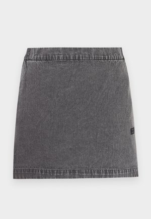 Donkergrijze denim minirok met rechte snit, elastische tailleband en subtiele stikdetails op een effen achtergrond.