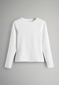 Camicia bianca a maniche lunghe con scollo rotondo, fessure laterali e una texture liscia e morbida. Nessun motivo visibile o dettagli hardware.