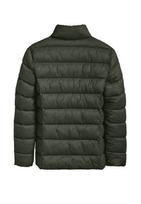 Mörkgrön vadderad jacka med hög krage, med horisontell quiltning, texturerad tyg och långa ärmar.