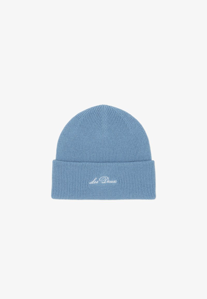 Bonnet tricoté bleu clair avec revers plié et texte brodé blanc "les Deux" au centre devant.